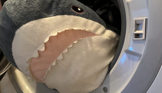 【抱き枕が】IKEAのサメを、洗濯機で洗いたい！ドラム式洗濯機があるので、洗ってあげました。洗い方、流れをまとめておきます。【こっちを見てる】